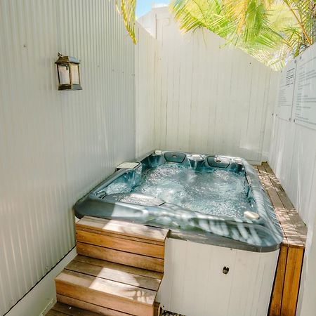 Private Outdoor Spa, Fire Pit, Cinema Room - The Cottage Coolum Beach Exterior foto